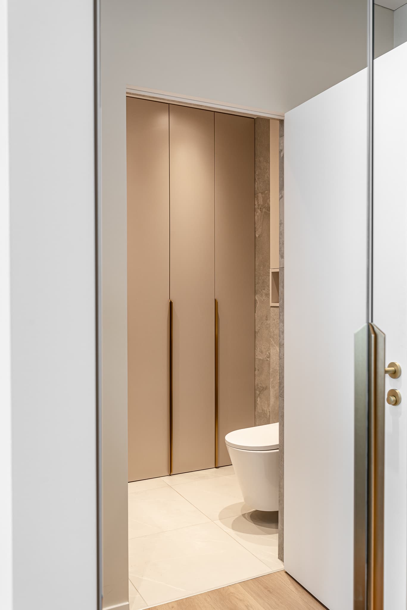 Butas prie miško 24