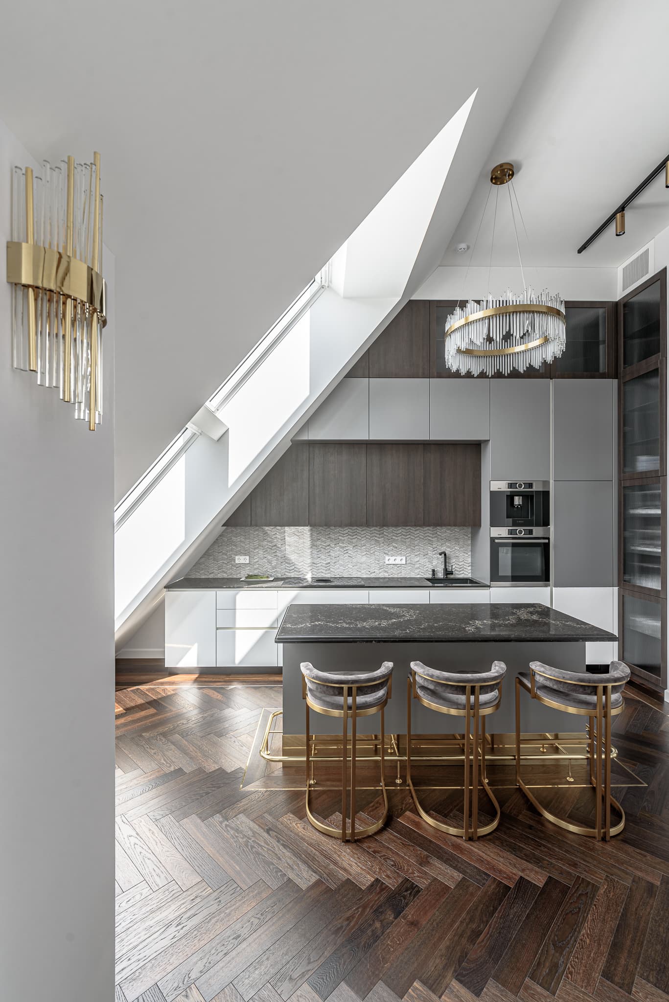 Butas su mansardiniais langais