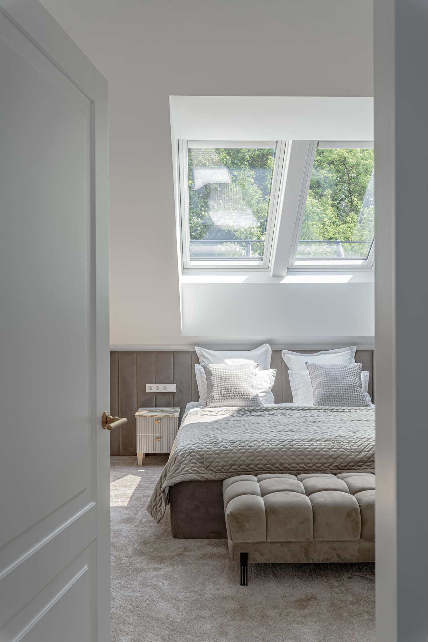 Butas su mansardiniais langais 13