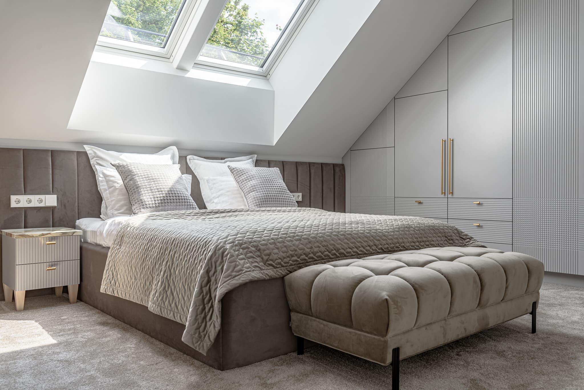 Butas su mansardiniais langais 14