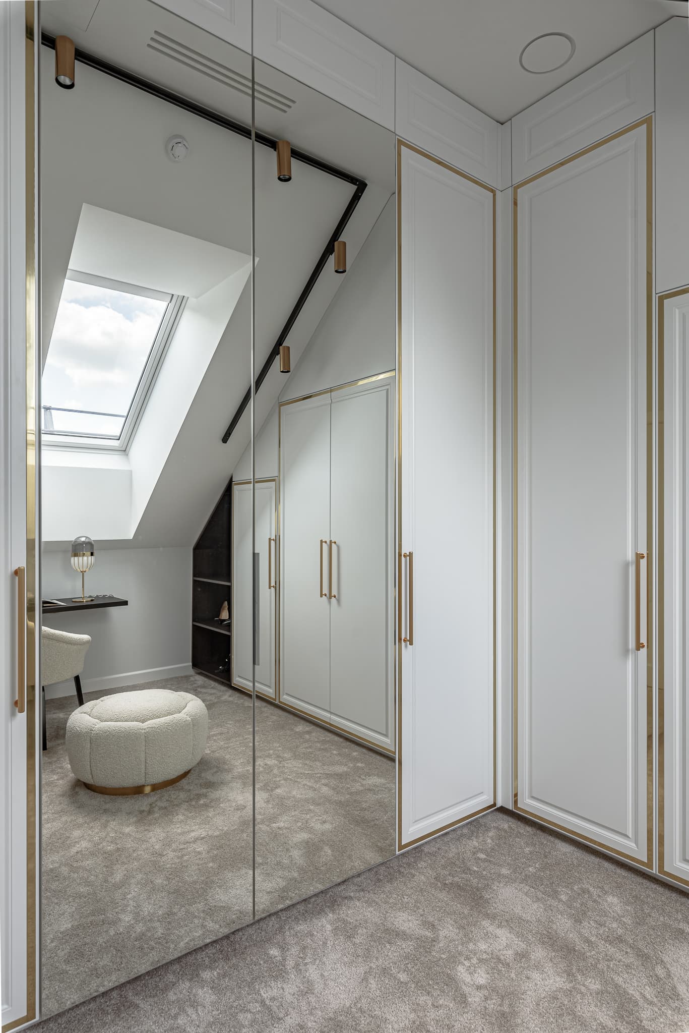 Butas su mansardiniais langais 18