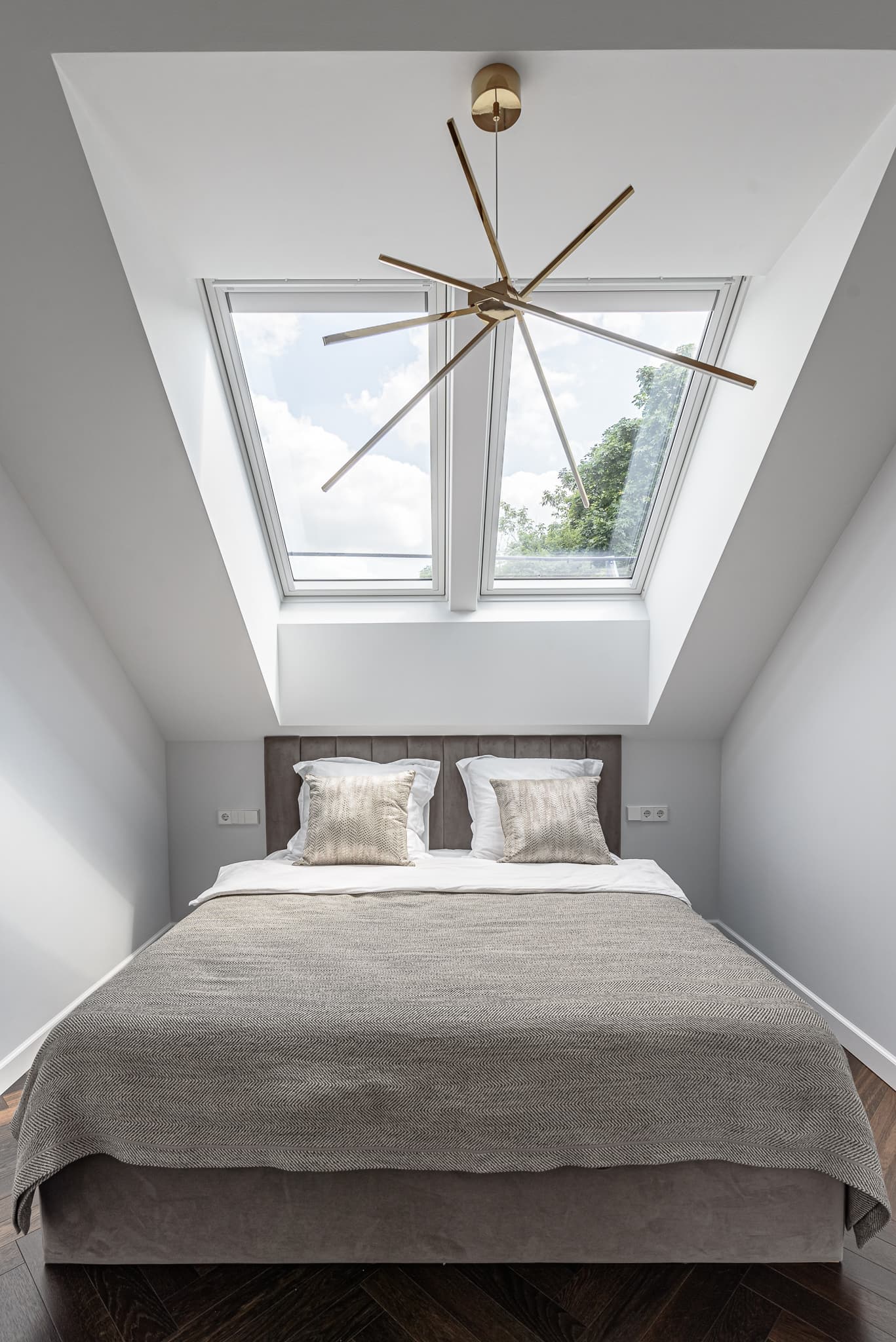 Butas su mansardiniais langais 19