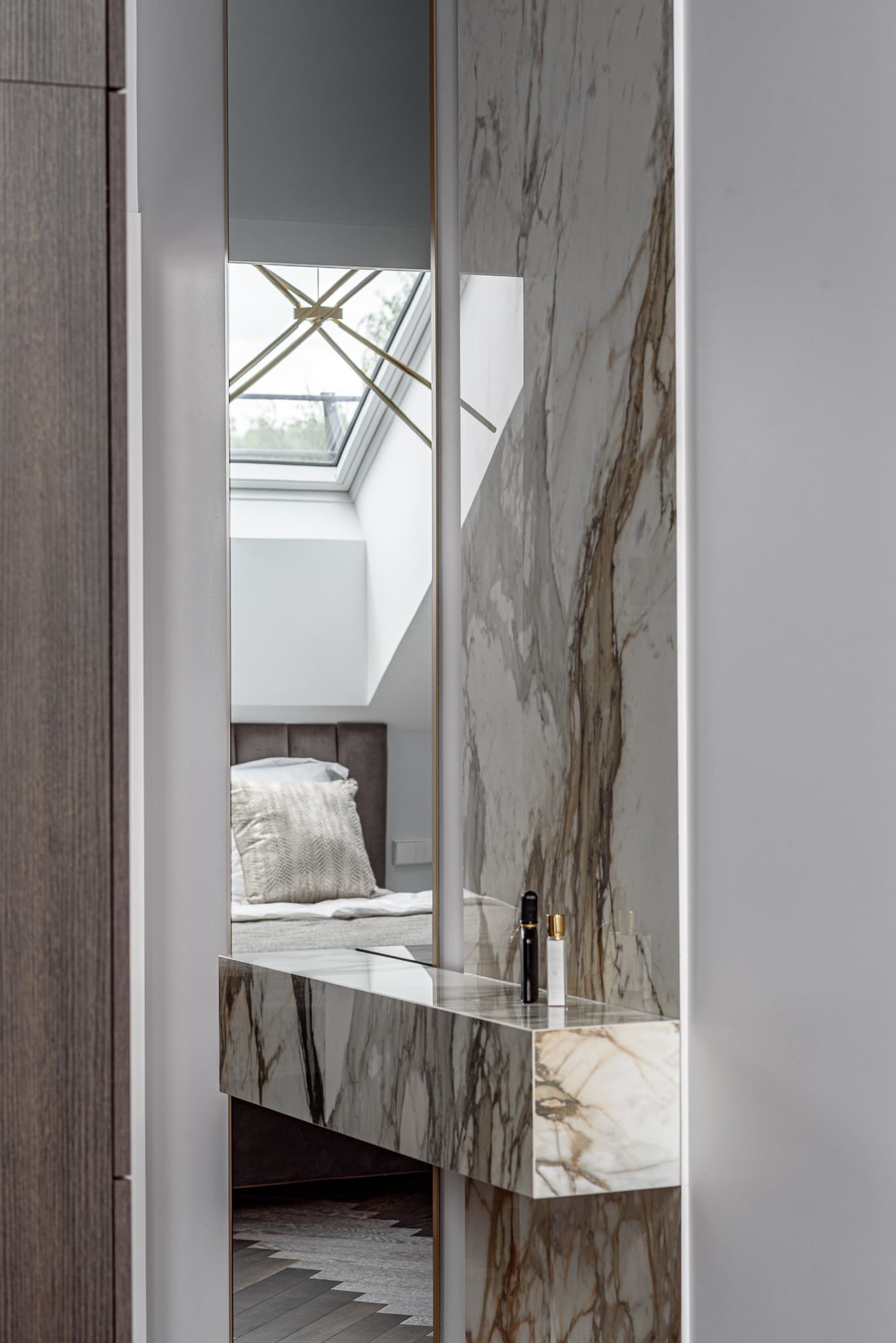 Butas su mansardiniais langais 24